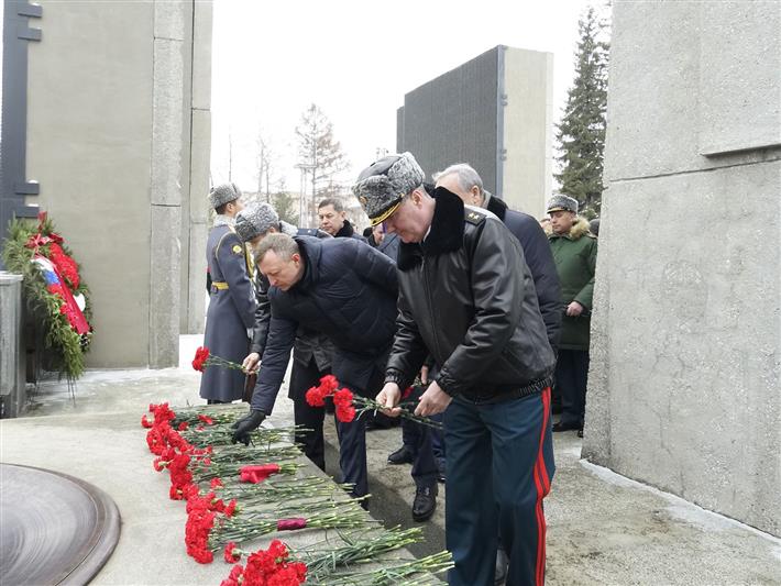 В Новосибирске представители Росгвардии возложили цветы на Мемориальном ансамбле «Монумент Славы»