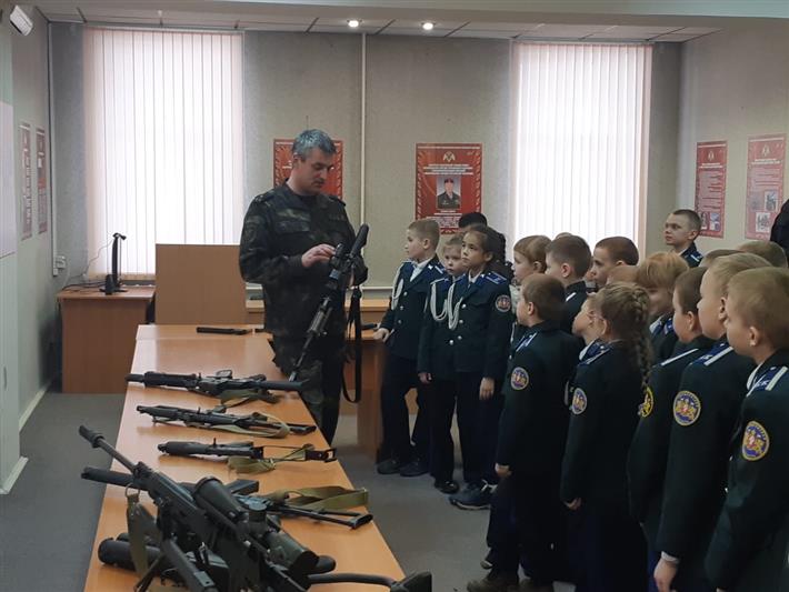 В Екатеринбурге росгвардейцы рассказали воспитанникам учебных заведений о своей службе
