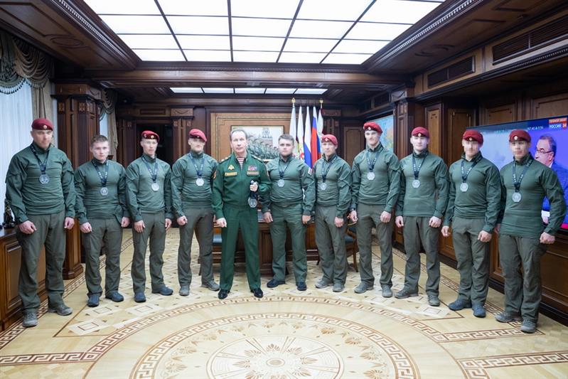 Директор Росгвардии встретился с серебряными призерами международных соревнований спецназа