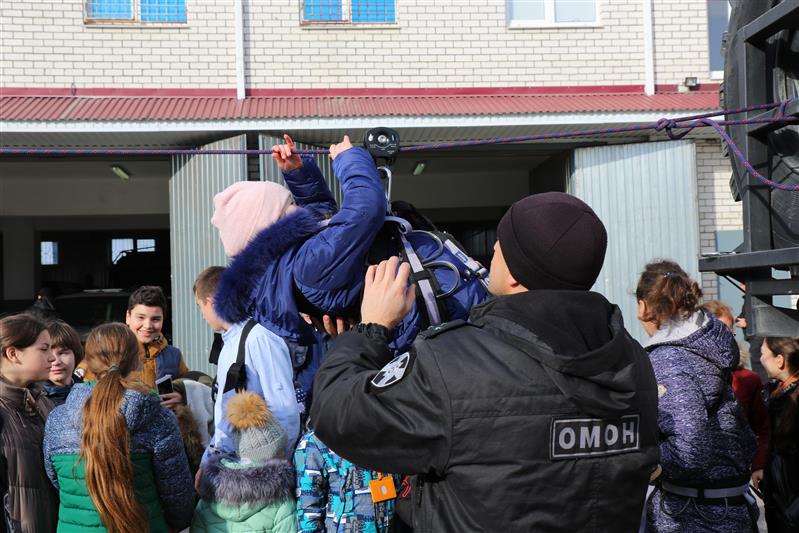 В Карачаево-Черкессии сотрудники ОМОН провели для учащихся республиканских школ тематическое мероприятие