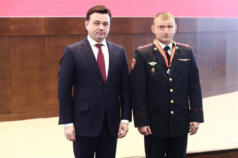 Губернатор Подмосковья наградил сотрудника СОБР Росгвардии знаком «За доблесть и мужество»