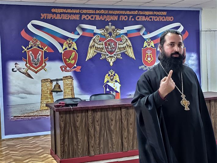 Севастопольские росгвардейцы на встрече с православным священником обсудили морально-этические аспекты взаимоотношений в обществе