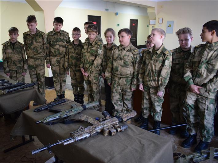 В Иркутске авиационная эскадрилья Росгвардии и ОМОН на транспорте приняли в гостях учеников профильного класса