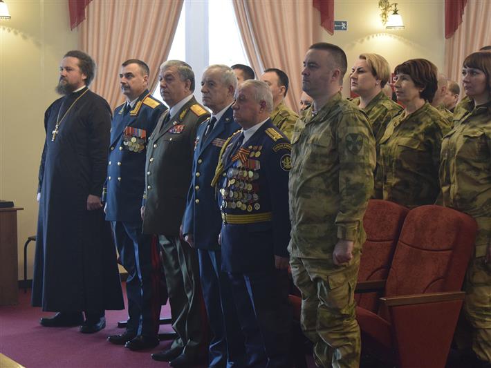 В Красноярске состоялась церемония крепления к древку полотнища Боевого знамени отдельной Краснознамённой бригады Росгвардии