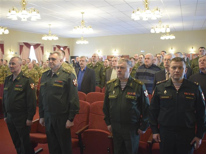 В Красноярске состоялась церемония крепления к древку полотнища Боевого знамени отдельной Краснознамённой бригады Росгвардии