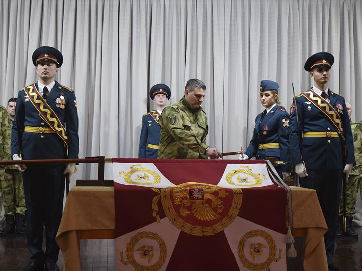 В Красноярске состоялась церемония крепления к древку полотнища Боевого знамени отдельной Краснознамённой бригады Росгвардии