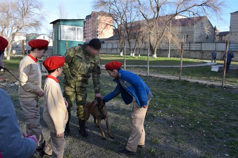 Юнармейцы Дагестана побывали в гостях у Росгвардии
