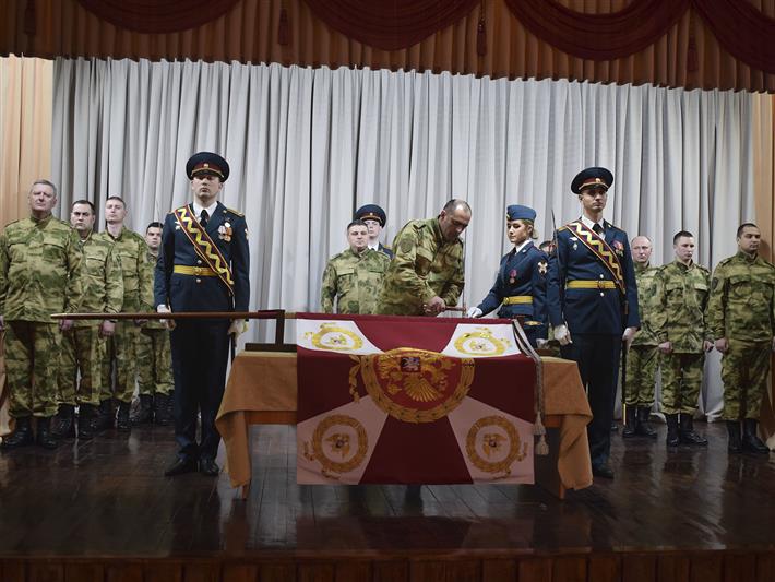 В Красноярске состоялась церемония крепления к древку полотнища Боевого знамени отдельной Краснознамённой бригады Росгвардии