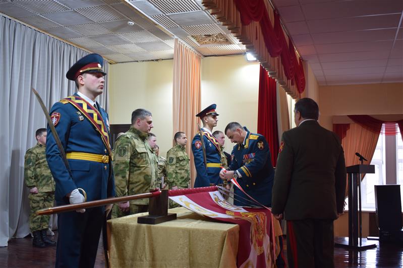 В Красноярске состоялась церемония крепления к древку полотнища Боевого знамени отдельной Краснознамённой бригады Росгвардии
