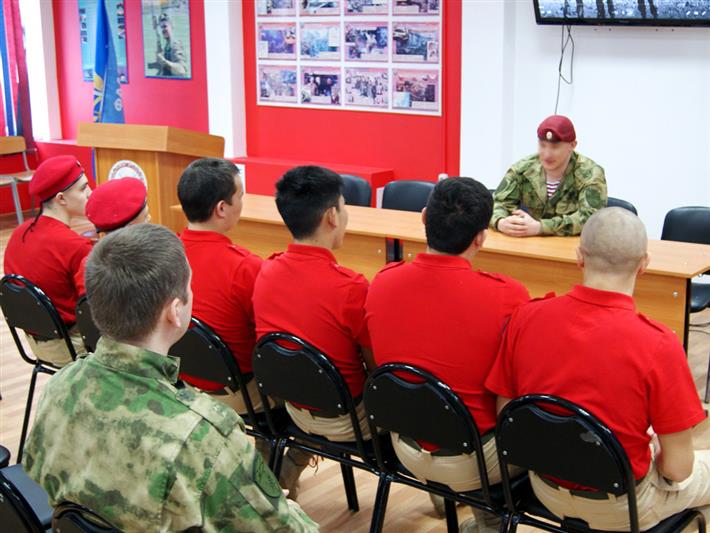 Абаканские юнармейцы познакомились с обладателем крапового берета