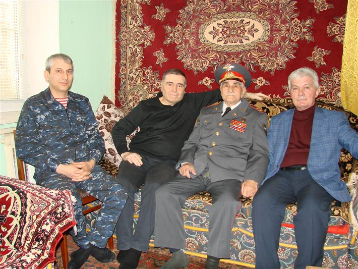 В Дагестане Росгвардия поздравила с Днем защитника Отечества ветеранов войны 