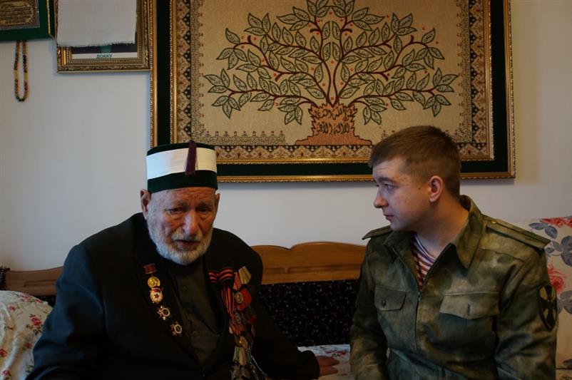 Военнослужащие Объединенной группировки войск (сил) на Северном Кавказе навестили ветерана Великой Отечественной войны