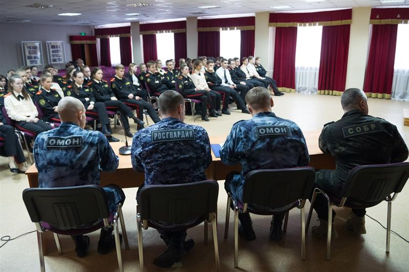 В Югре сотрудники Росгвардии рассказали о героях Сталинграда кадетам  и школьникам автономного округа