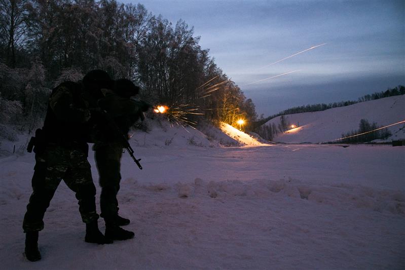 Бойцы ОМОН исполнили желание кемеровской студентки, интересующейся военной тематикой (фото)