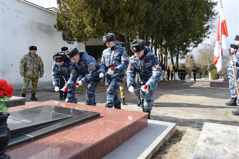 Военнослужащие севастопольского полка Росгвардии почтили память Героя Советского Союза Степана Неустроева 