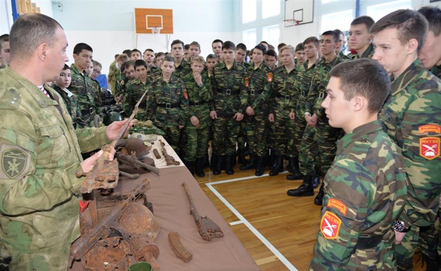 Росгвардейцы Югры провели для кадет подшефной школы-интерната Урок мужества, посвященный 100-летию Героя Советского Союза Алексея Волошина 