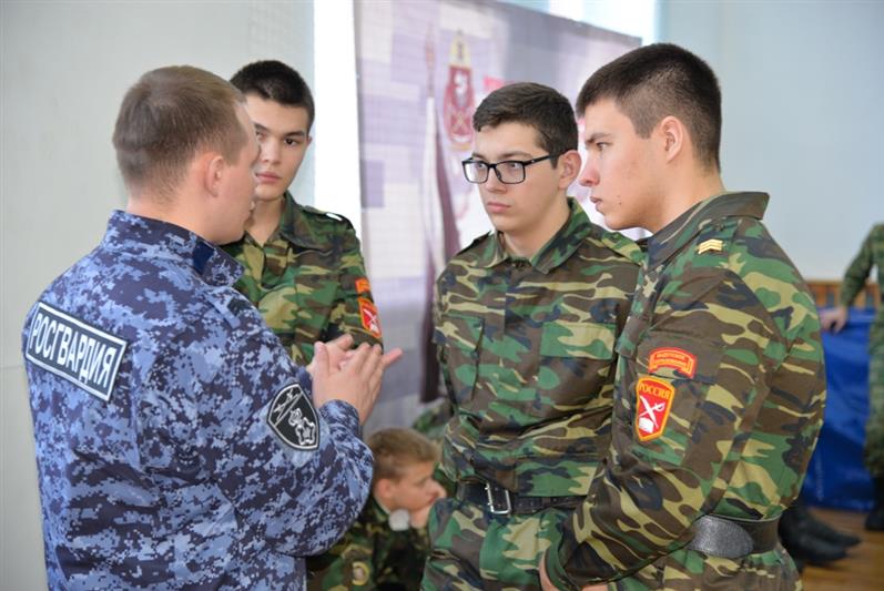 Росгвардейцы Югры провели для кадет подшефной школы-интерната Урок мужества, посвященный 100-летию Героя Советского Союза Алексея Волошина 