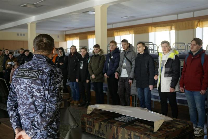 В Свердловской области сотрудники Росгвардии провели для детей и подростков военно-патриотические мероприятия