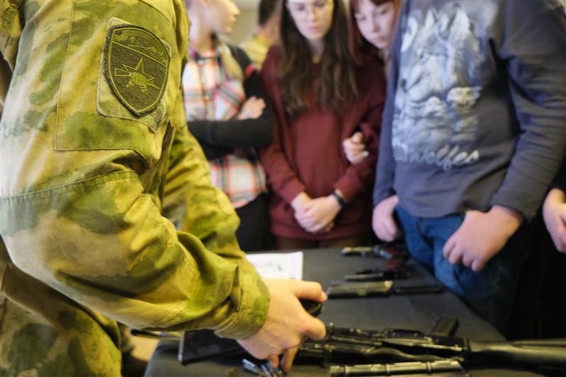 Военнослужащие Росгвардии провели Урок мужества для смоленских школьников