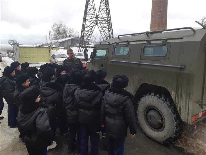 В Екатеринбурге росгвардейцы рассказали воспитанникам учебных заведений о своей службе
