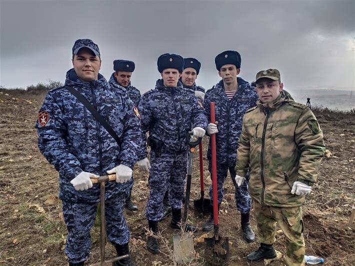 Севастопольские росгвардейцы присоединились к акции «Лес поколений» и высадили саженцы хвойных пород (видео)