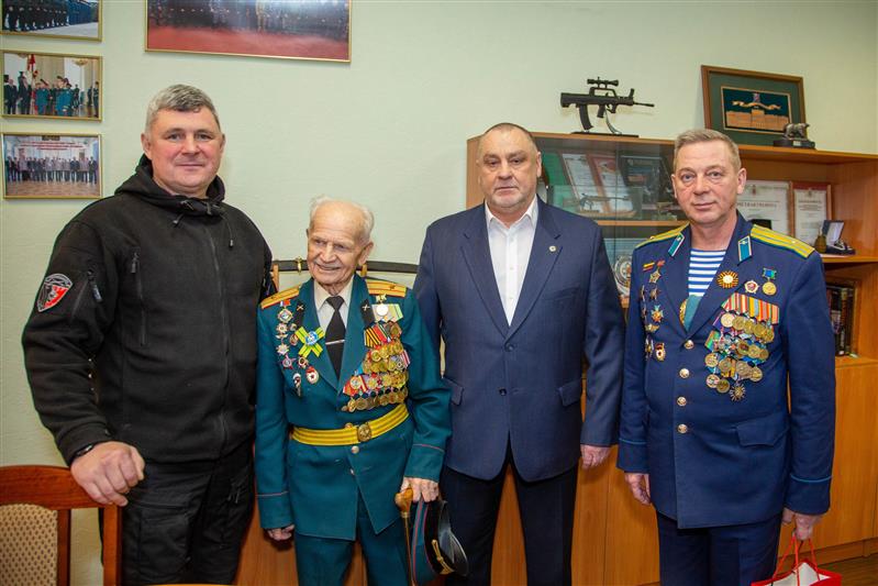 Сотрудники петербургского СОБР провели экскурсию по подразделению для 95-летнего ветерана Великой Отечественной войны