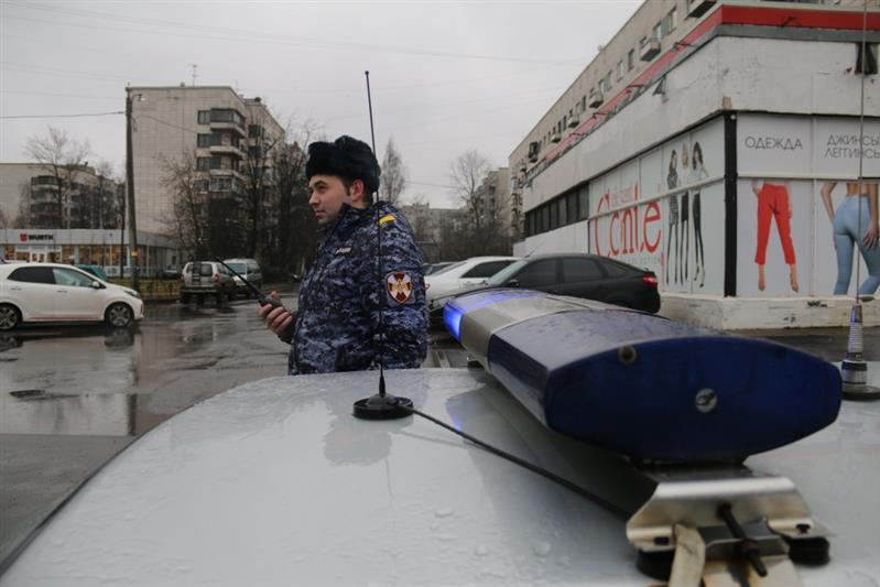 Петербургские росгвардейцы задержали подозреваемых в краже, один из которых угрожал работнику магазина муляжом гранаты 