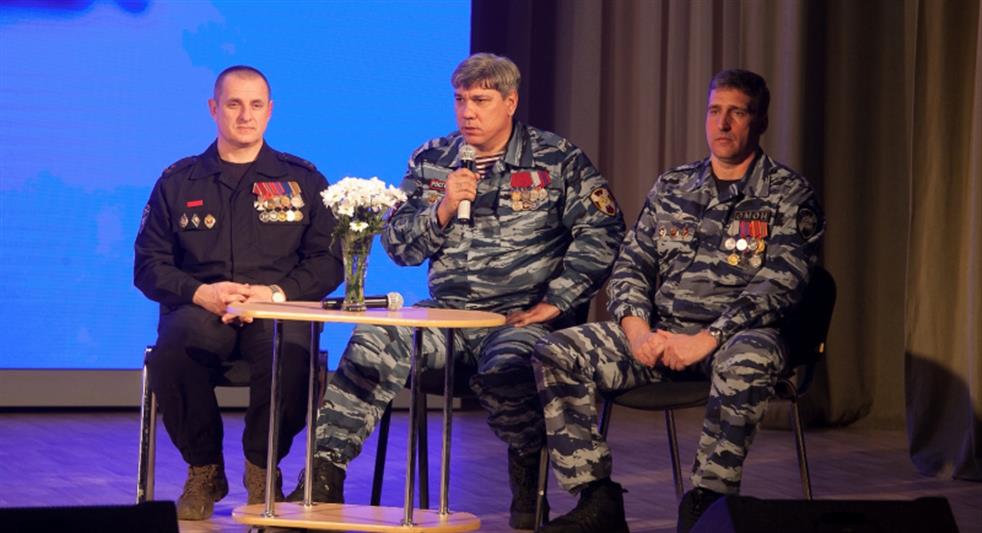 Офицеры Росгвардии рассказали о своём боевом опыте курсантам Волгоградской академии МВД России