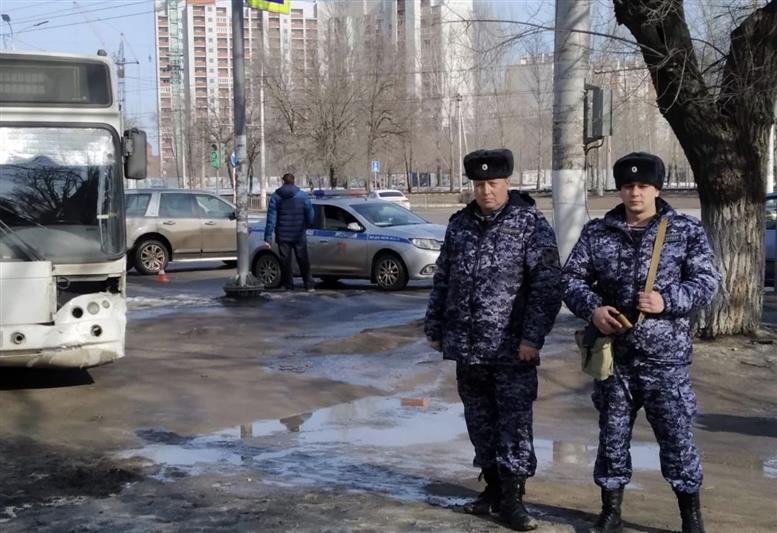 Волгоградские сотрудники Росгвардии оказали помощь пострадавшим в ДТП