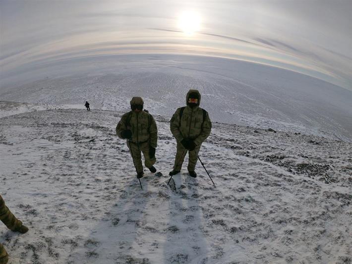 В преддверии 23 февраля военнослужащие Росгвардии совершили восхождение на одну из вершин Чукотки (фото)