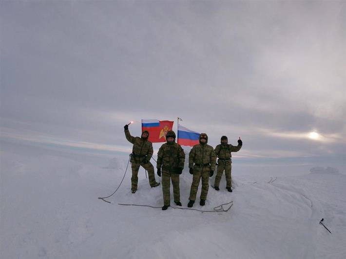 В преддверии 23 февраля военнослужащие Росгвардии совершили восхождение на одну из вершин Чукотки (фото)
