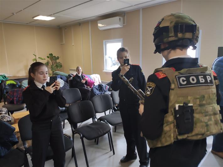 Офицеры севастопольского СОБР Росгвардии распахнули двери подразделения для юнармейцев и детей сотрудников