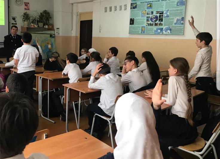 Росгвардейцы провели тематический урок для дагестанских школьников