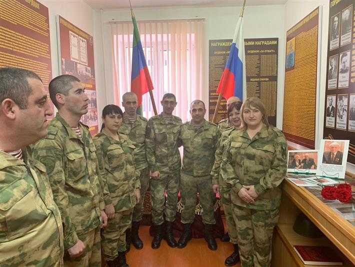 В Кизляре росгвардейцы провели тематические мероприятия, приуроченные к 100-летию Героя Советского Союза Алексея Волошина