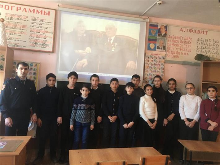 Сотрудники вневедомственной охраны проводят для дагестанских детей тематические мероприятия по случаю 100-летия Героя Советского Союза Алексея Волошина
