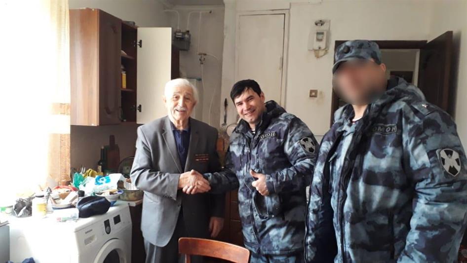 В Дагестане Росгвардия поздравила с Днем защитника Отечества ветеранов войны 