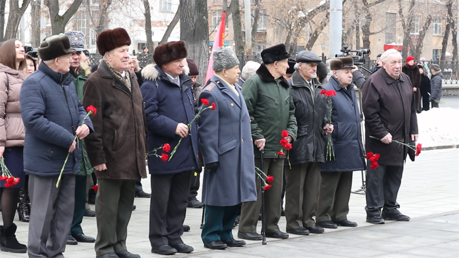Командующий Уральским округом Росгвардии принял участие в церемонии возложения цветов и венков к памятнику маршалу Победы Г. К. Жукову