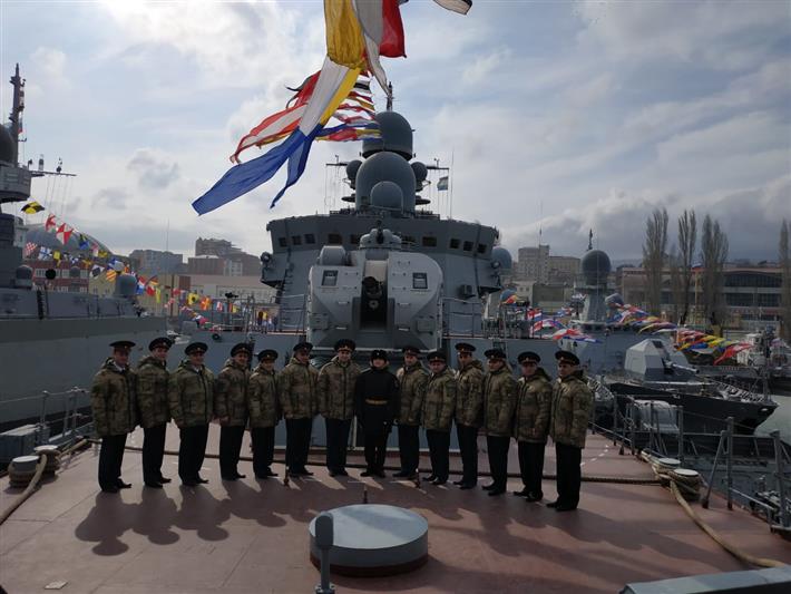 Росгвардейцы поздравили с Днем защитника Отечества военнослужащих бригады надводных кораблей Каспийской флотилии