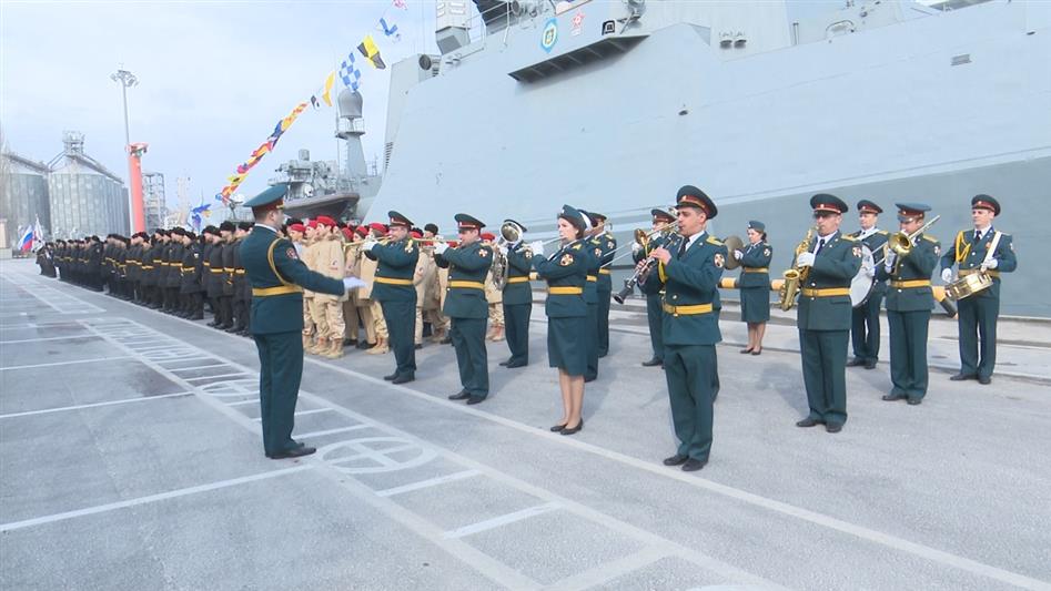 Росгвардейцы поздравили с Днем защитника Отечества военнослужащих бригады надводных кораблей Каспийской флотилии