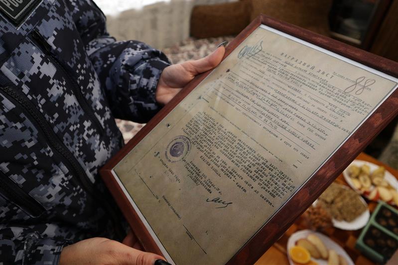 В Краснодаре сотрудники Росгвардии навестили ветерана Великой Отечественной войны