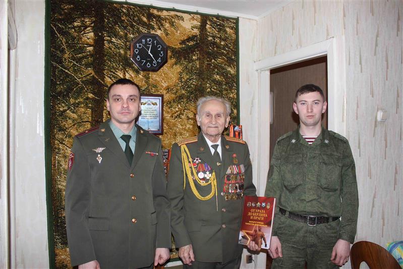 В Екатеринбурге военнослужащие калиновского соединения в честь Дня защитника Отечества навестили ветеранов и встретились со школьниками