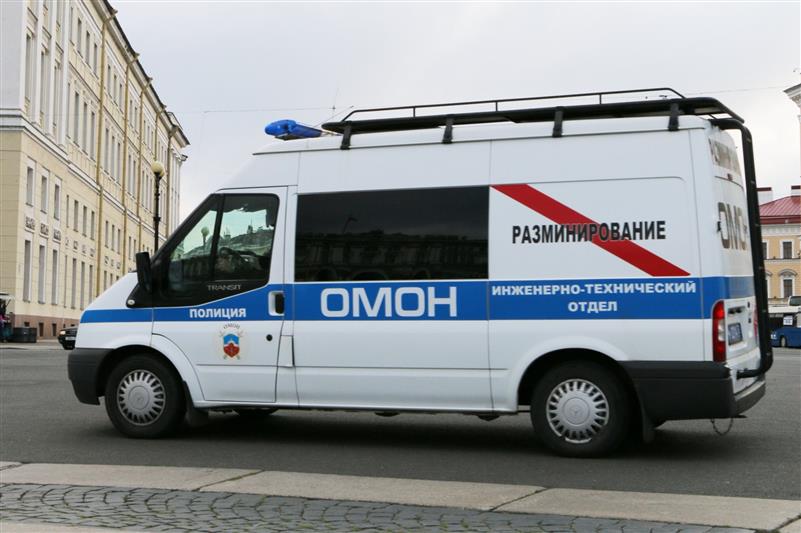 Взрывотехники ОМОН обследовали боеприпас, обнаруженный в подвале дома в Санкт-Петербурге