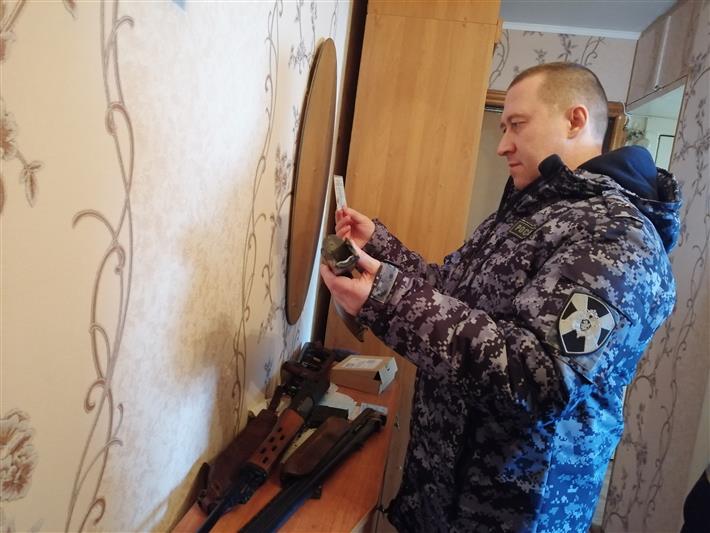 В Орле корреспондент ГТРК понаблюдал за ходом проверки Росгвардией владельцев оружия
