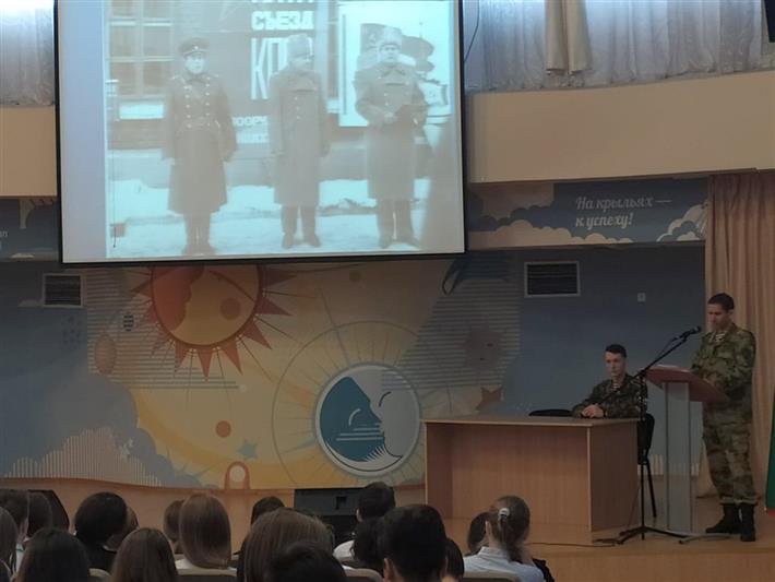 Курсанты Новосибирского военного института Росгвардии провели Урок мужества для казанских школьников 