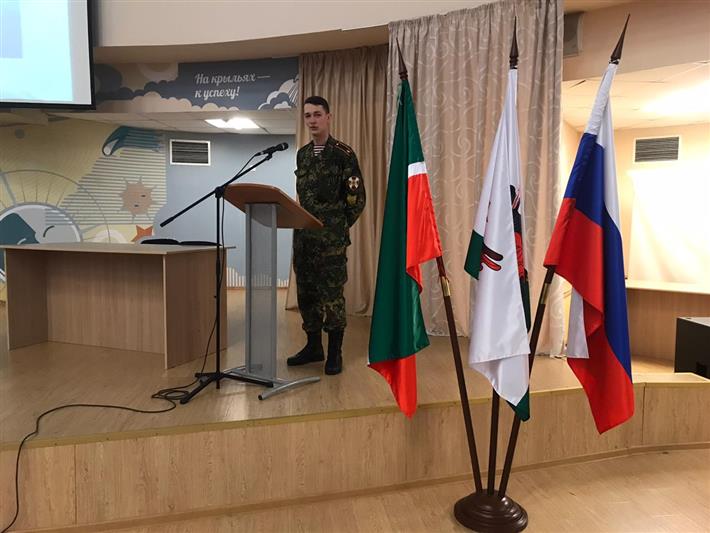 Курсанты Новосибирского военного института Росгвардии провели Урок мужества для казанских школьников 