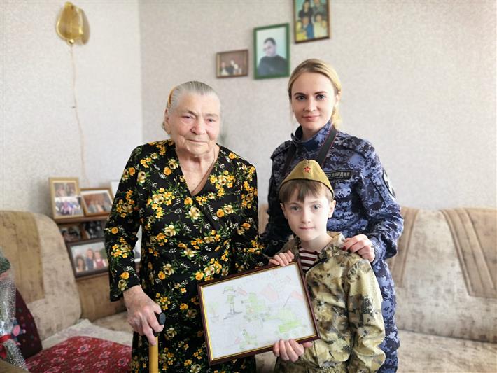 Саратовские росгвардейцы поздравили ветерана-легенду Марию Лиманскую с Днем защитника Отечества