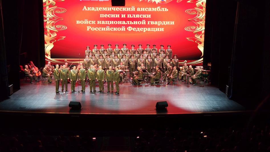В рамках большого гастрольного тура «Песни военных лет» Академический ансамбль песни и пляски войск национальной гвардии Российской Федерации выступил в Салехарде 