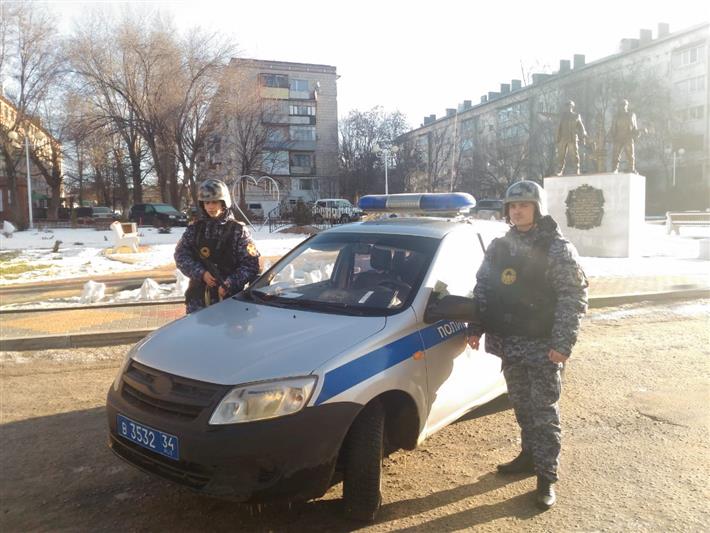 В Волгоградской области росгвардейцы вывели 11 человек из горящего дома