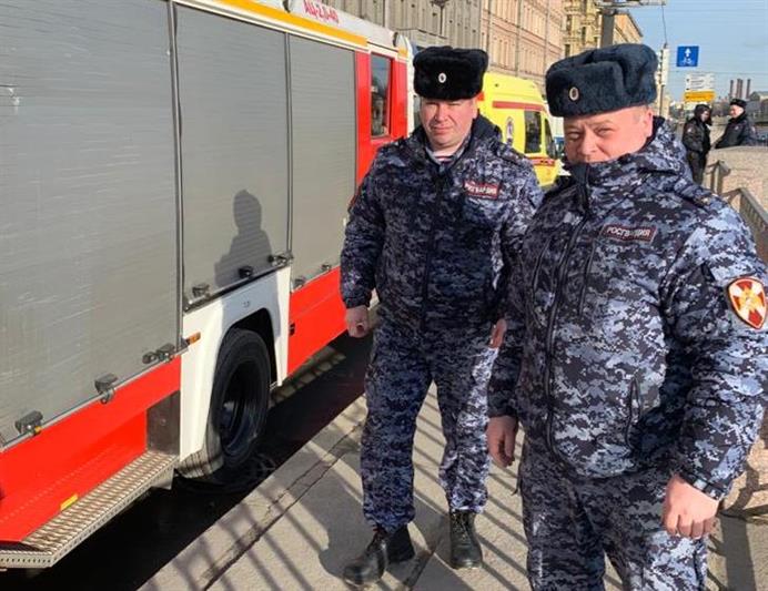 Сотрудники Росгвардии помогли выбраться из воды мужчине, который тонул в реке Фонтанке
