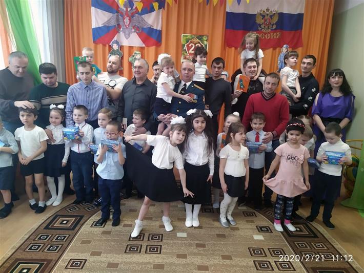 В Екатеринбурге росгвардейцы рассказали воспитанникам учебных заведений о своей службе